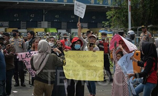Depok Residents Flock Lazada Warehouse Demanding Jobs, CSR Funds