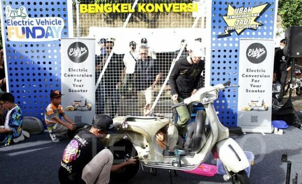 Energy Ministry Holds Electric Motorbike Conversion Training for Jakartans