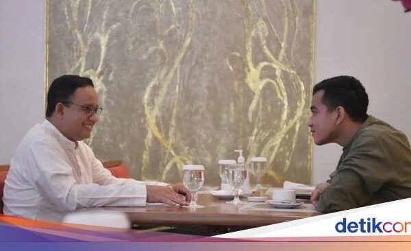 Gibran Diminta Pamer Penghargaan Seperti Anies: Saya Tak Sehebat Beliau
