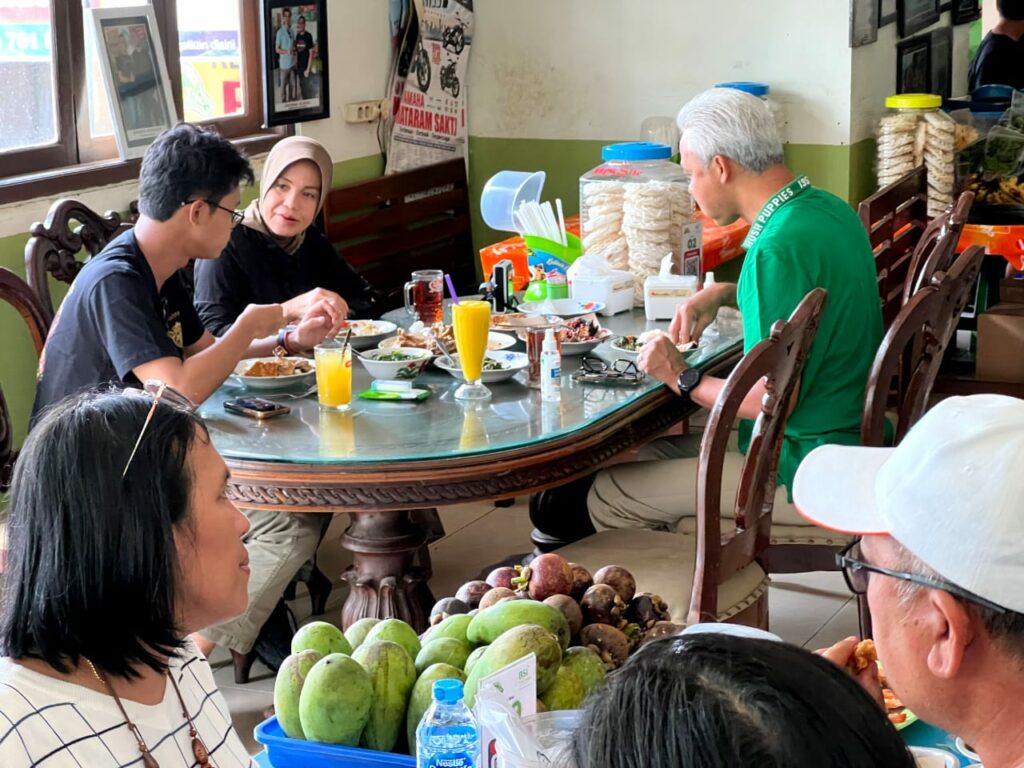 Ajak Anak Istri Makan Manyung Bu Fat, Ganjar Jadi Rebutan Foto Warga
