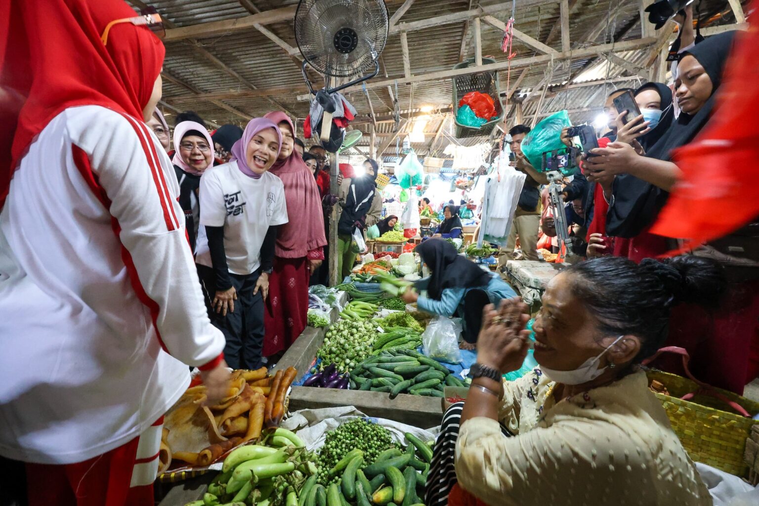 Atikoh Borong dan Bagi-bagi Belanjaan ke Warga Way Dadi Lampung
