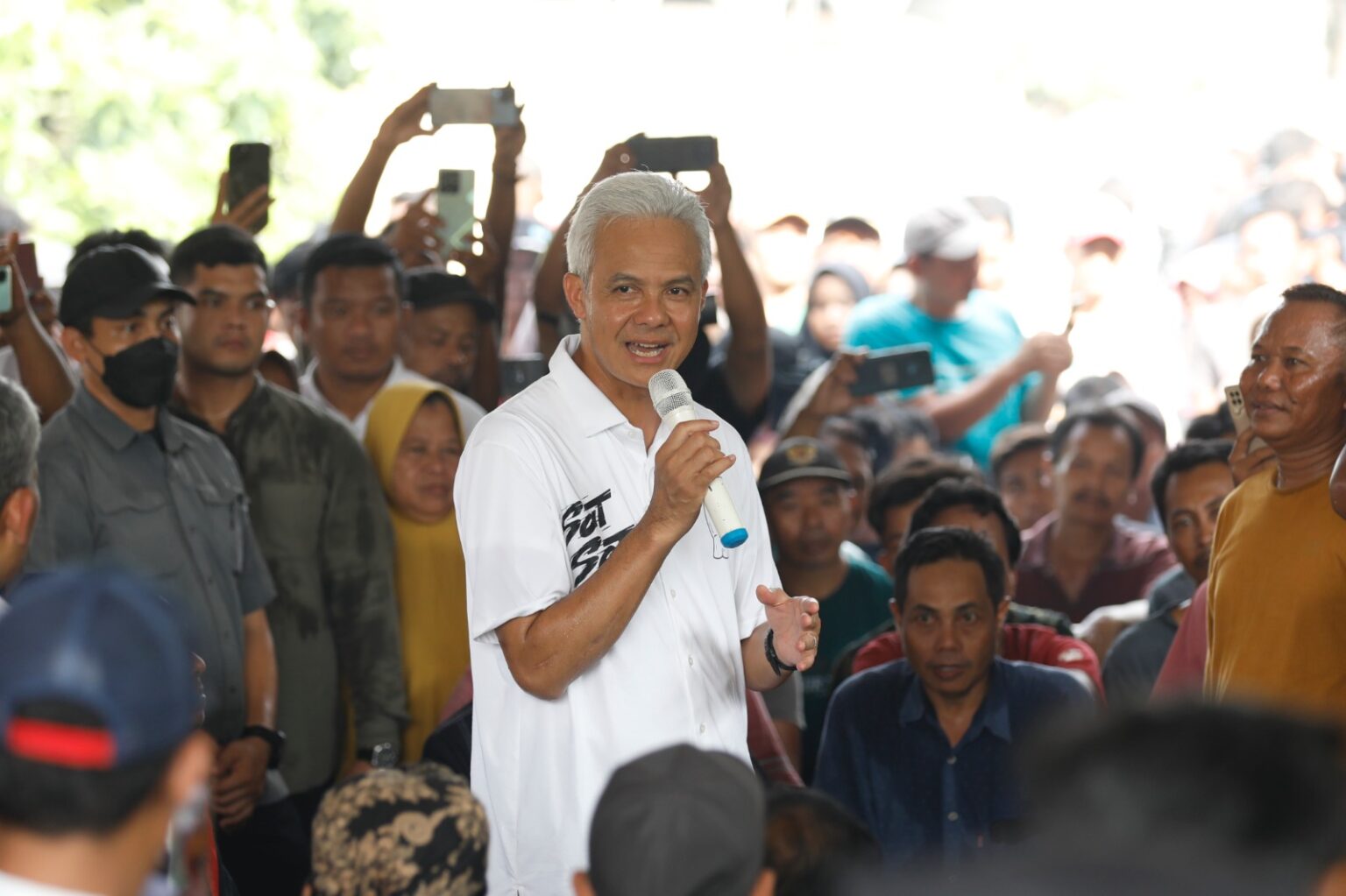 Bahagianya Warga Jepara Ngukir Bareng Ganjar