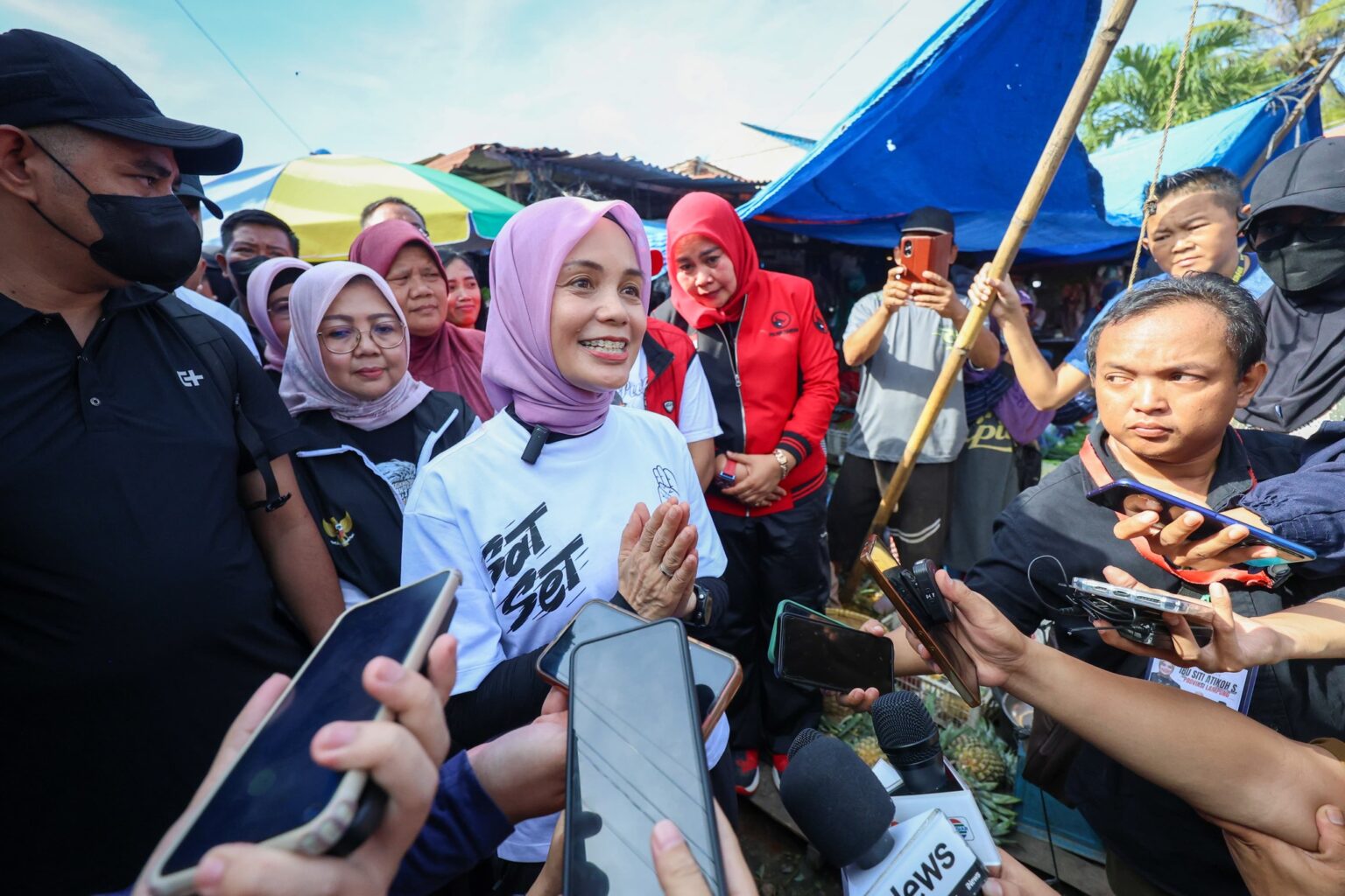 Blusukan ke Pasar, Atikoh Setia Mendengar Wiwik Curhat Sulitnya Cari Kerja