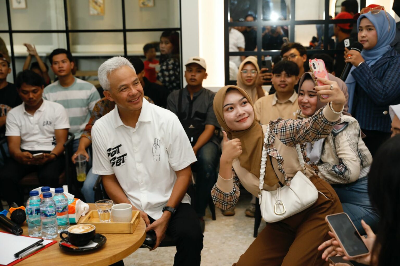 Keseruan Ganjar Bareng Anak Muda Cilacap, dari Puisi sampai Dangdut