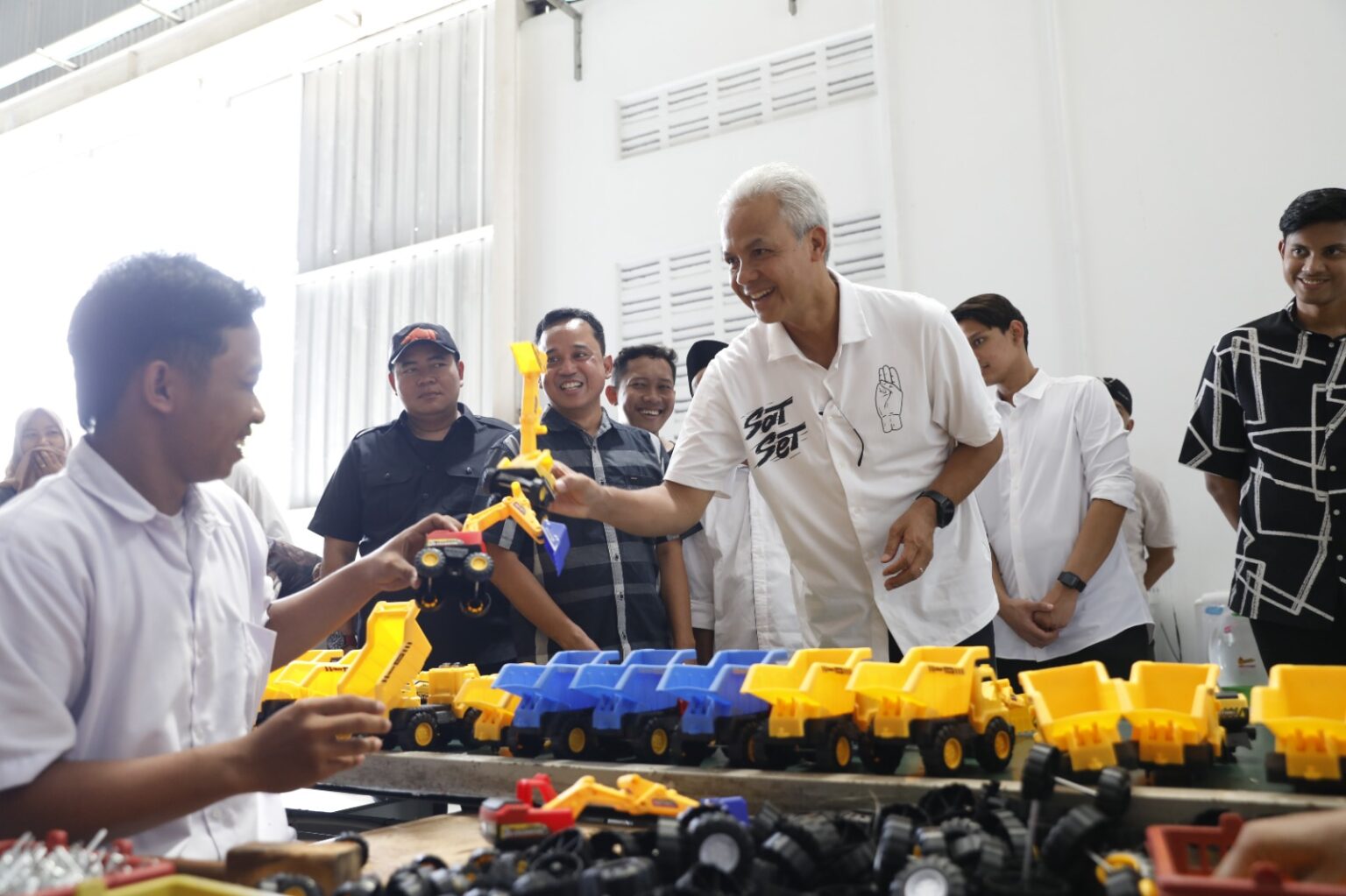 Kunjungi Pabrik Mainan Anak, Ganjar Lihat Miniatur Bus Bergambar Dirinya