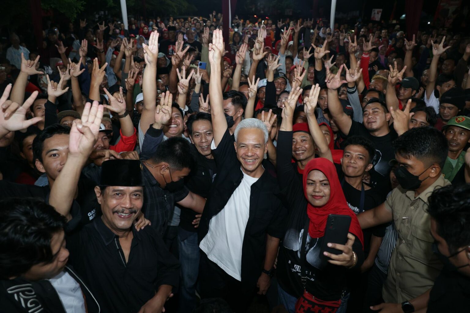 Malam-malam Ganjar Kunjungi Desa Blank Spot di Lereng Mahameru
