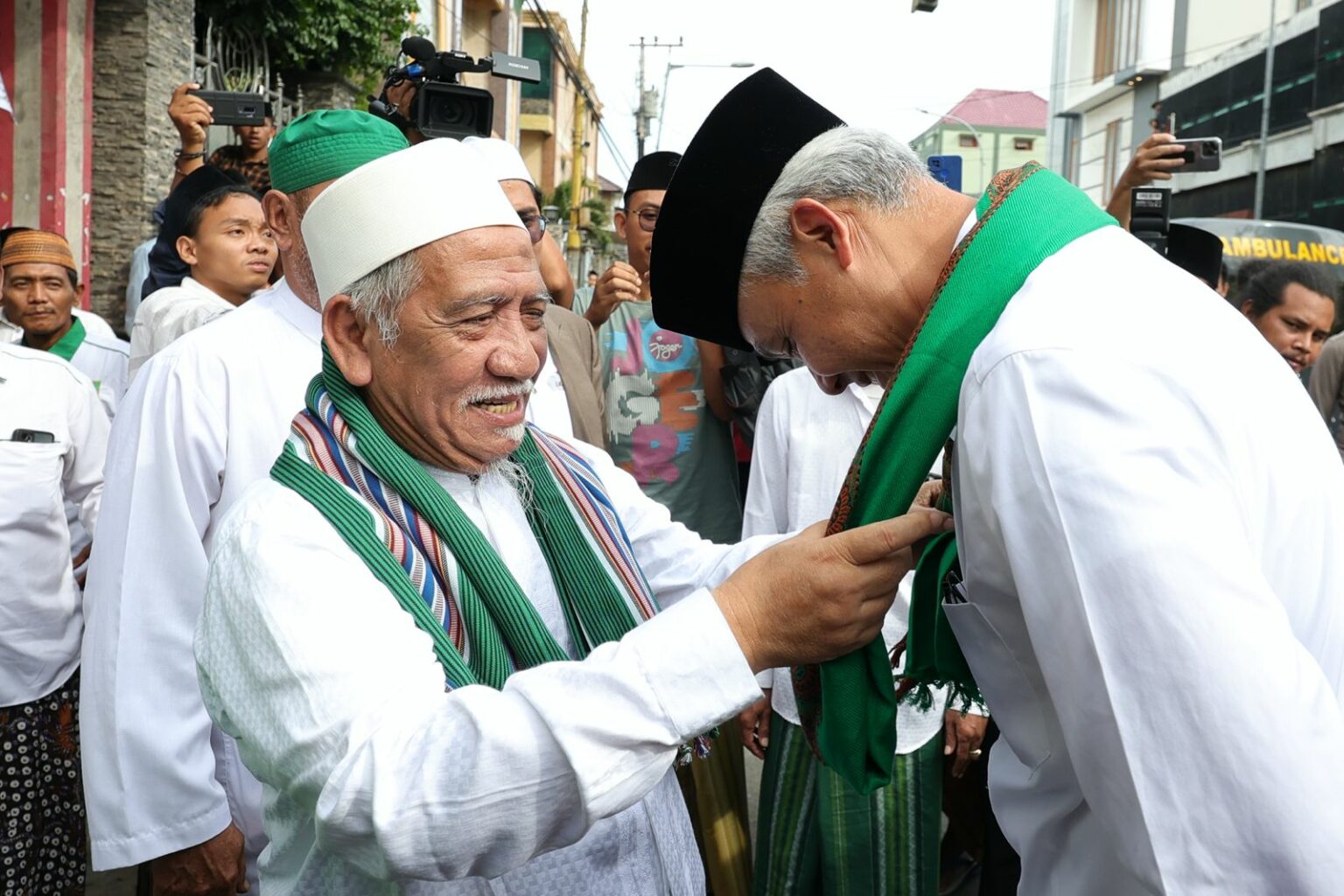 Sambutan Hangat Keluarga Mbah Moen ke Ganjar; Kalau Abah Masih Hidup, Beliau Pas