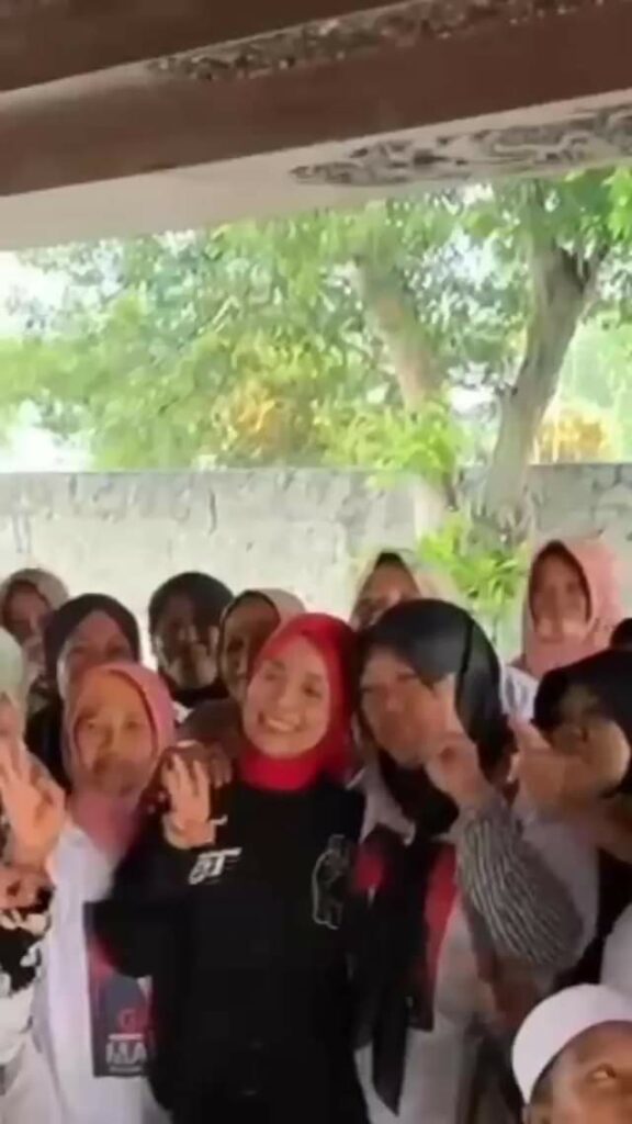 Momen dimana ibu Atikoh Ganjar melakukan ziarah di makan Soekarno #YakinPilihGan