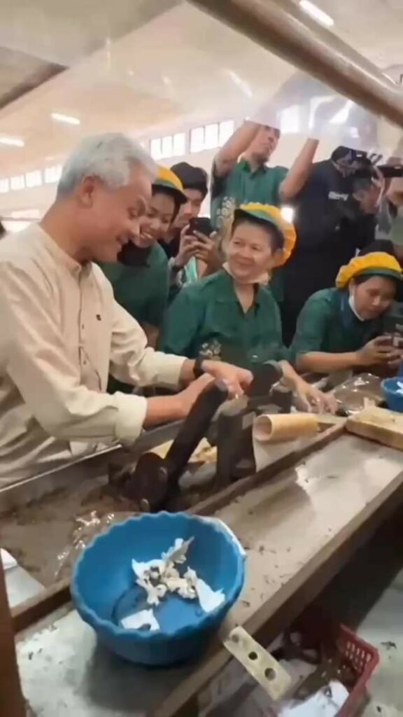 Momen ganjarpranowo menyambagi pabrik rokok sekaligus belajar melinting di Malan