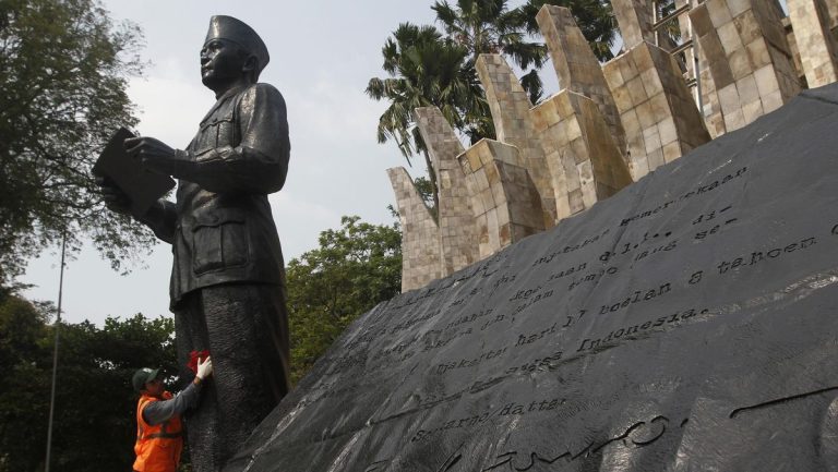 Kepala Patung Soekarno di Indramayu Miring Usai Tertimpa Tenda