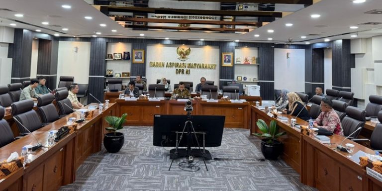 Jangan Ditindak Dulu, Rakyat Butuh Makan!