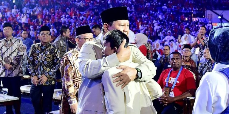 Prabowo Rangkul Azzam Penyanyi Cilik Tunanetra di Hari Guru 2025
