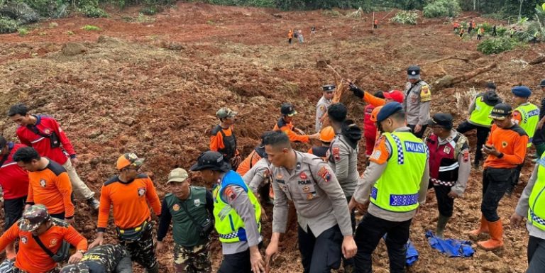 Cari Korban Longsor