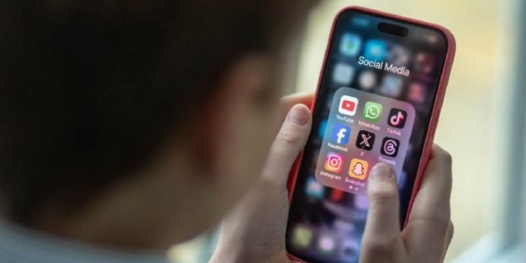 Mulai 4 Desember Remaja Australia Dilarang Main Facebook dan Instagram