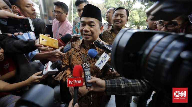 PKS Sentil Rektor IPDN Studi Banding ke Cambridge: DPR Dibatalin Semua