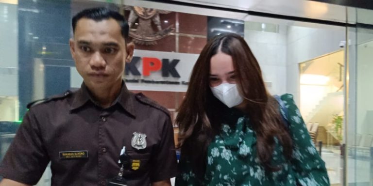 Istri Kasatlantas Polres Batu Bungkam Setelah Diperiksa KPK