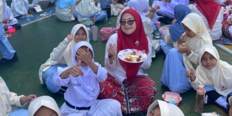 “MBG” Spesial Hari Guru SDN Kebon Jeruk 11 Pagi