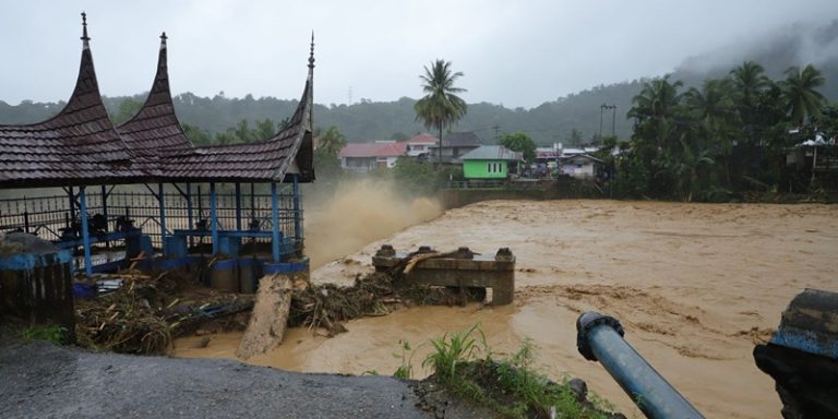 Padang Diterjang Banjir Bandang
