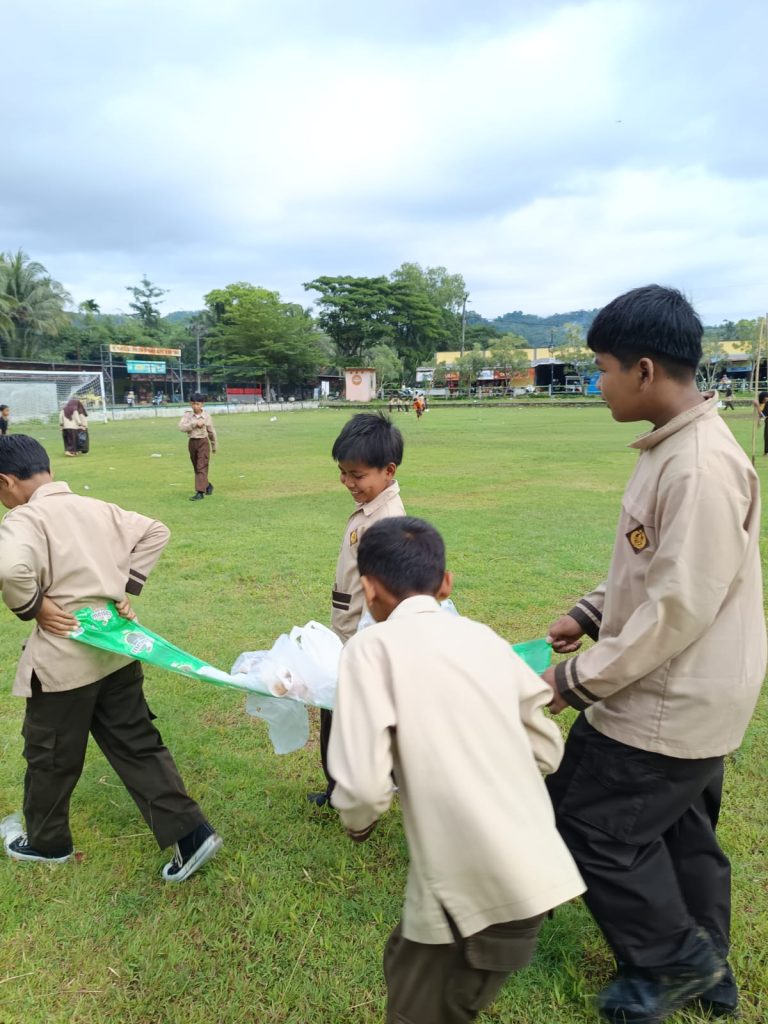 SD Negeri 1 Kalitapen Gelar Aksi Bersih Lapangan Desa sebagai Wujud Kepedulian Lingkungan