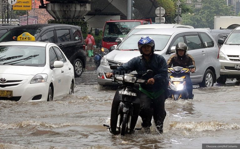 Banjir Rob, Jalan Martadinata Jakut Terendam : Okezone News