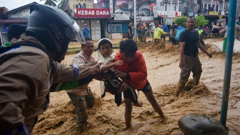 Banjir Bandang di Padang Meluas
