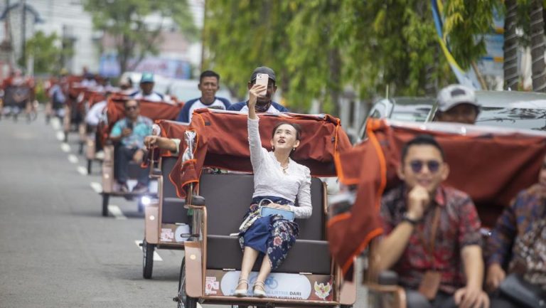 Prabowo Bagikan 2.000 Becak Listrik untuk Lansia