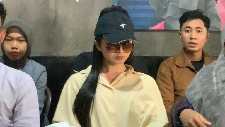 Di Balik Kamuflase ‘MUA Dea Lipa’, Ada Trauma Masa Kecil Korban Bully