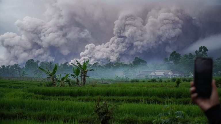 Semeru Erupsi, Bupati Lumajang Tetapkan Status Tangga Darurat 7 Hari