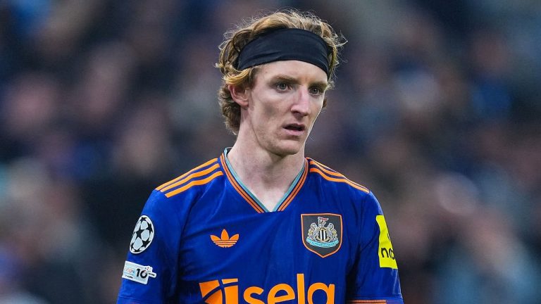 Hadapi Everton, Eddie Howe Bimbang Mainkan Anthony Gordon