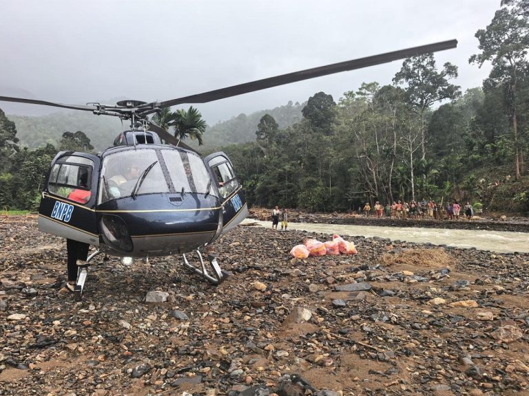 Kisah Pilot Helikopter Tembus Desa Terisolasi di Sumut demi Kirim Bantuan : Okezone News
