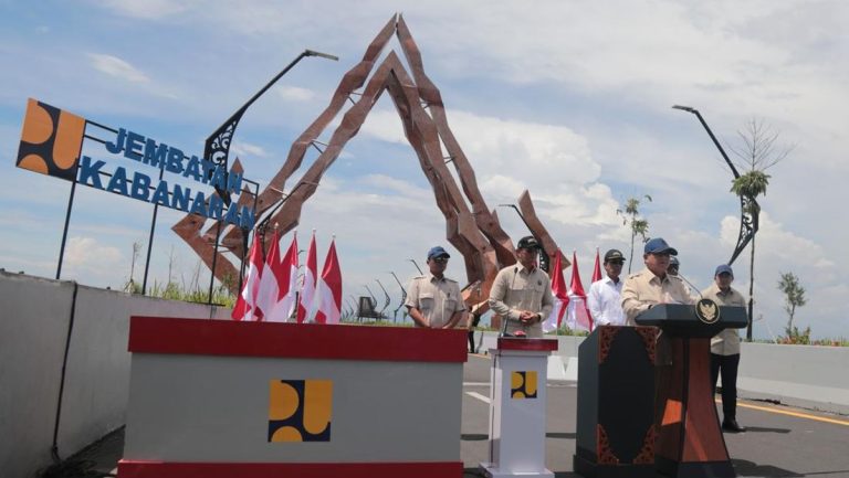 Warga Antusias Sambut Prabowo Resmikan Jembatan Kabanaran