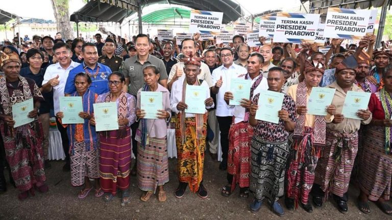 Kementrans Serahkan 1.800 SHM untuk Transmigran Ponu di NTT