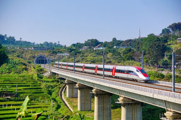 Diskon Whoosh 20%, Rombongan Naik Kereta Cepat Melonjak di November : Okezone Economy