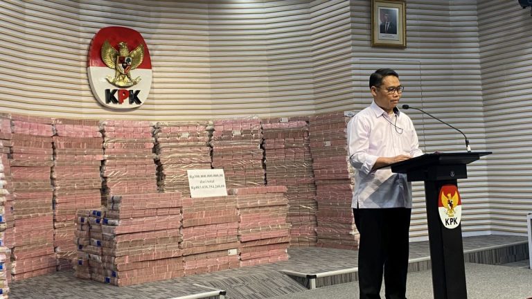KPK Ungkap Alasan Hadirkan Tumpukan Uang Rp300 Miliar dalam Kasus PT Taspen : Okezone News