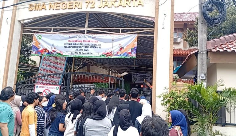 Para Siswa SMAN 72 Jakut Ambil Tas hingga Sepeda Pasca-Ledakan : Okezone News