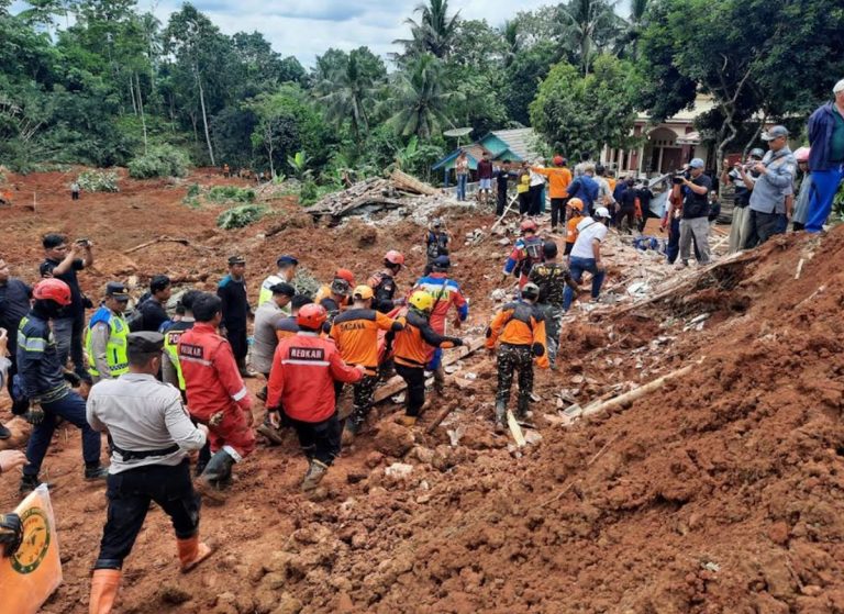 Longsor di Cilacap, BNPB Terjunkan Ratusan Personel dan Alat Berat : Okezone News