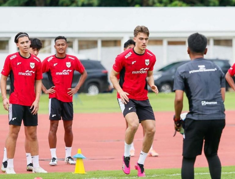 Timnas Indonesia U-22 vs Mali: Mauro Zijlstra Soroti Komunikasi Skuad Garuda Muda : Okezone Bola