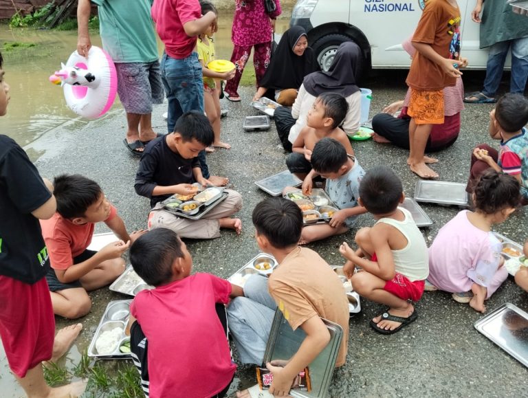 SPPG Aceh Distribusikan Ratusan Ribu Paket MBG untuk Korban Bencana Banjir : Okezone News