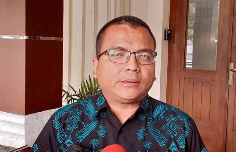 Polemik Ijazah Berlarut-larut, Denny Indrayana: Kunci Ada di Tangan Jokowi! : Okezone News
