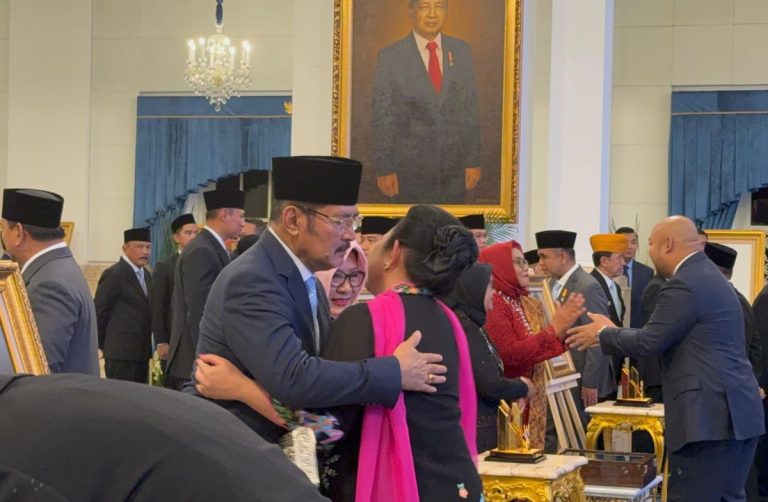 Momen Pelukan Hangat Titiek, Tutut, dan Bambang Usai Soeharto Dapat Gelar Pahlawan : Okezone News