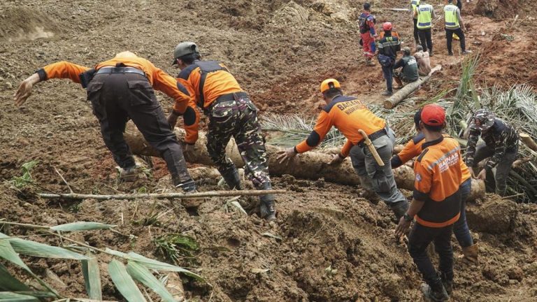 Pencarian 21 Orang Hilang Korban Longsor di Cilacap