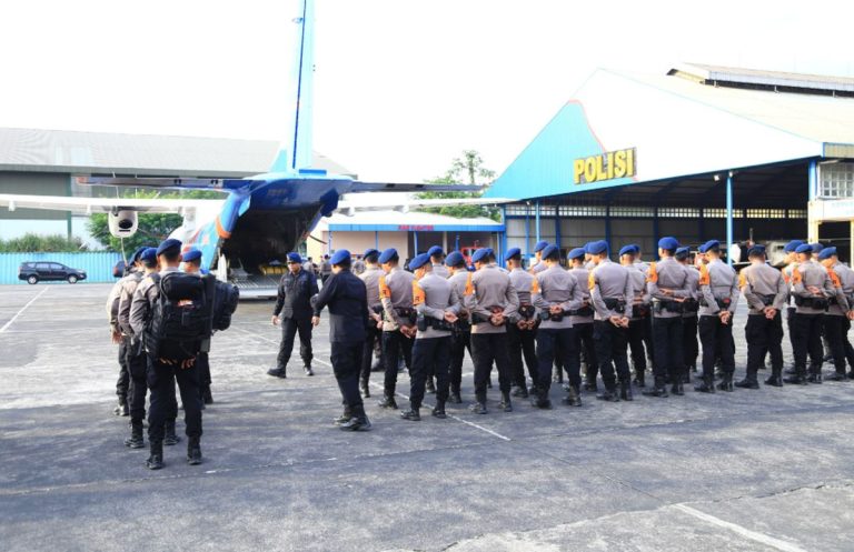 Polri Terbangkan Bantuan Logistik ke Wilayah Sulit Terjangkau di Aceh, Sumut dan Sumbar : Okezone News