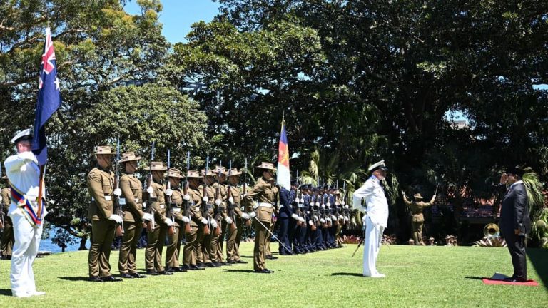 Prabowo Disambut Gun Salute Saat Bertemu Gubernur Jenderal Australia Sam Mostyn : Okezone News