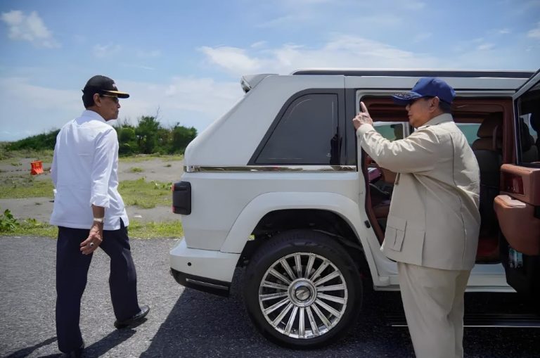 Momen Prabowo dan Sultan HB X Naik Mobil Maung di Bantul : Okezone News