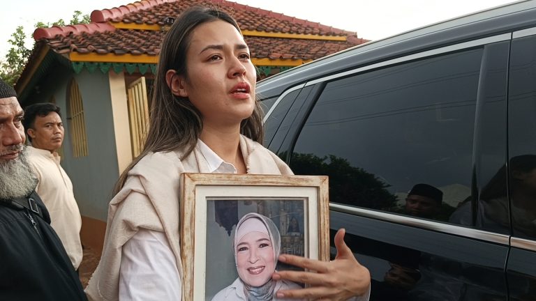 Raisa Menangis Kenang Sosok Sang Ibu: Dia Pribadi yang Hangat : Okezone Celebrity