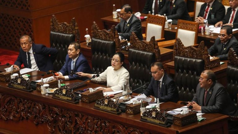 DPR Resmi Sahkan RKUHAP Jadi UU