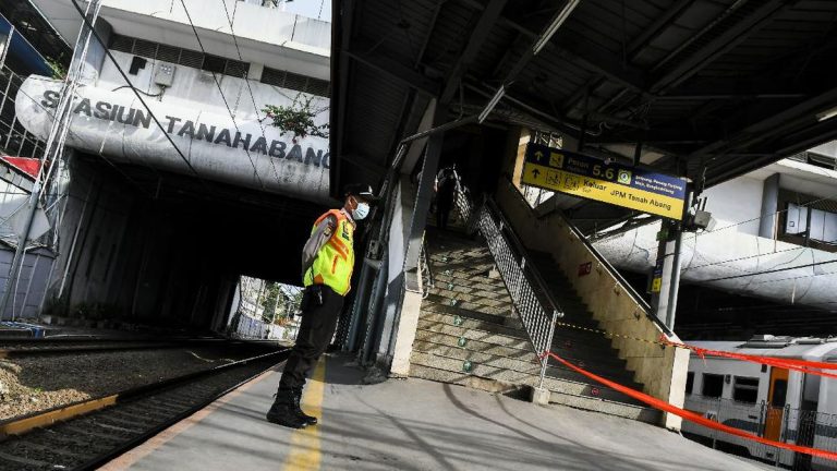 Ruwet Perkara Tumbler Tuku, KAI Tegaskan Petugas KRL Belum Dipecat