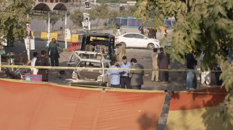 Serangan Bom Bunuh Diri Dekat Mobil Polisi, Pakistan Tuduh India : Okezone News