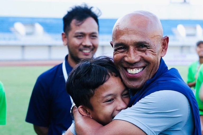 Simon Tahamata Bandingkan Pembinaan Usia Dini di Belanda dengan Indonesia : Okezone Bola