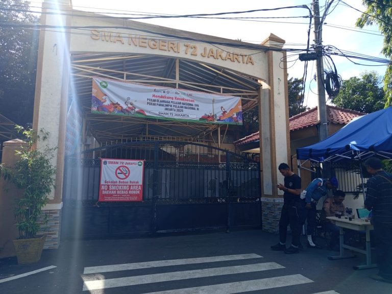 Hari Pertama PTM di SMAN 72, Gerbang Sekolah Dijaga Prajurit TNI AL : Okezone News